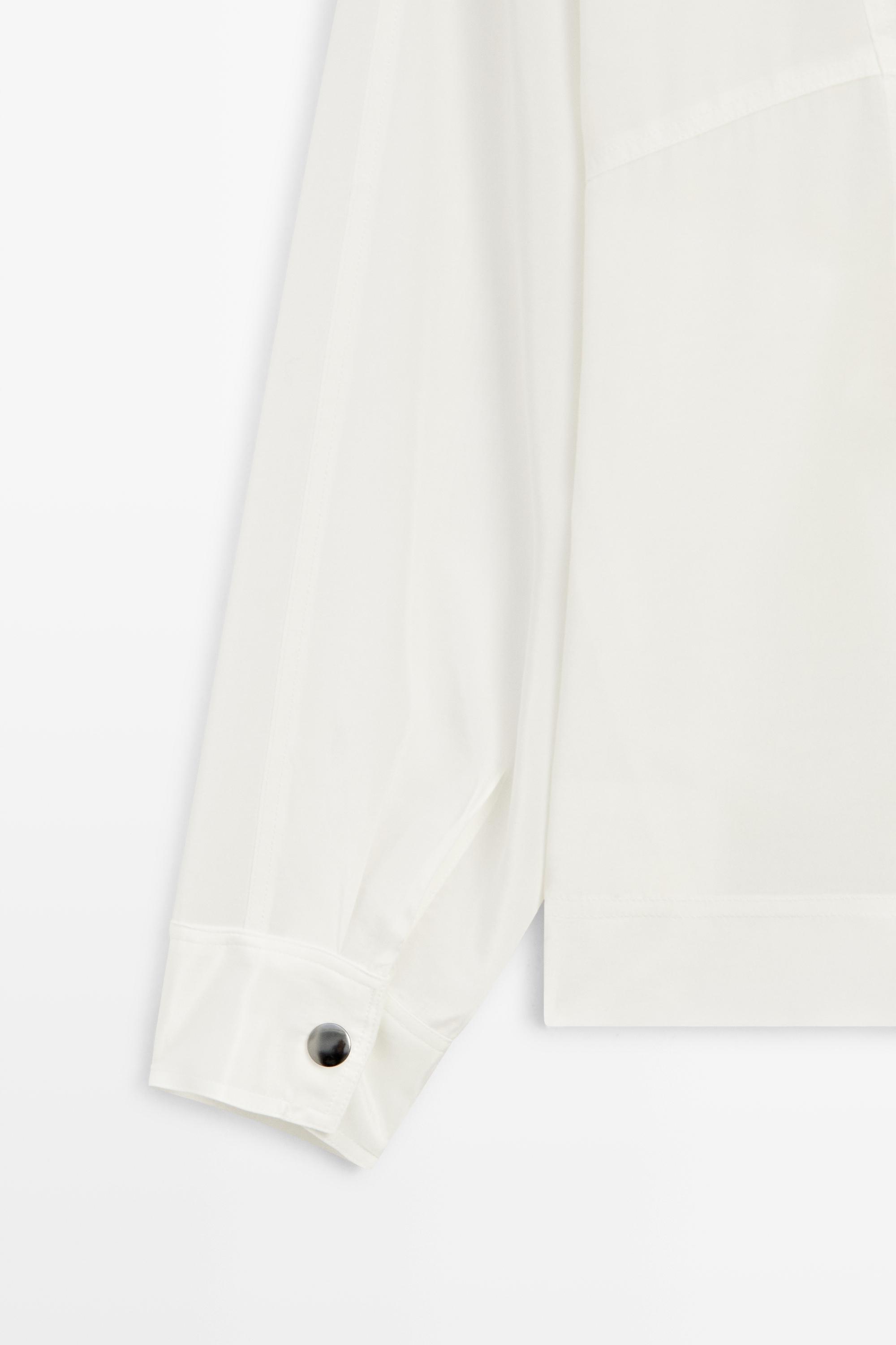 Chemise à col officier et fermeture pression